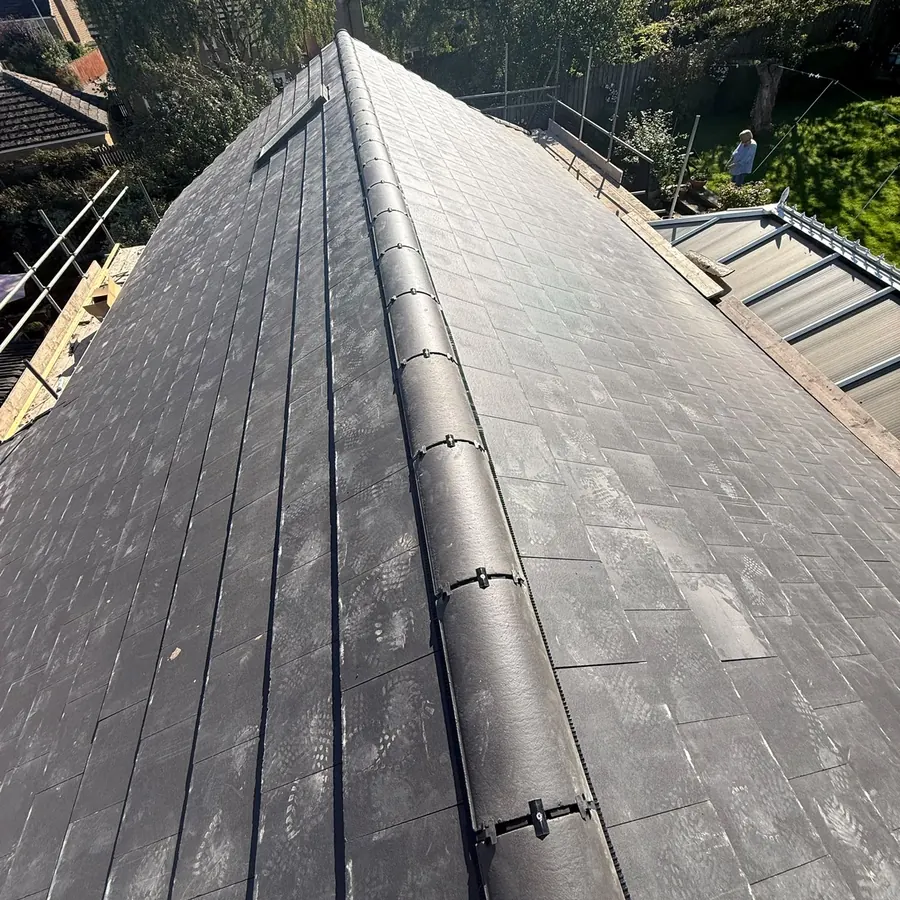 Dry ridge on a new slate-effect roof